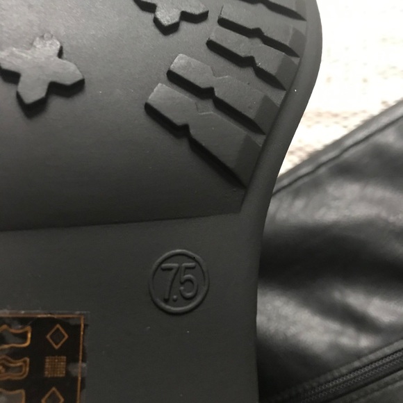 Winter High Boots Wide Calf (7.5 US)
NEVER WORN - Picture 4 of 4